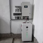 Installation eines Solarbatteriespeichersystems zur Notstromversorgung von Wohnhäusern