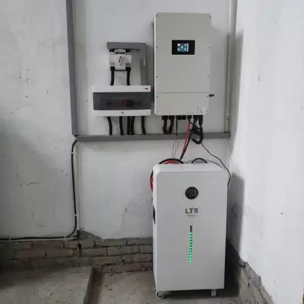 Installation eines Solarbatteriespeichersystems zur Notstromversorgung von Wohnhäusern